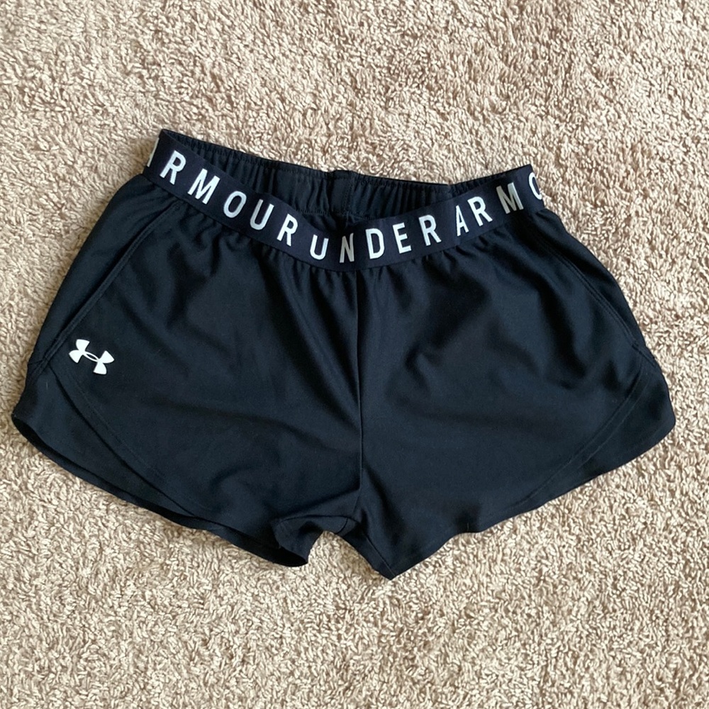 Under Armour Size Medium 2.5” Shorts